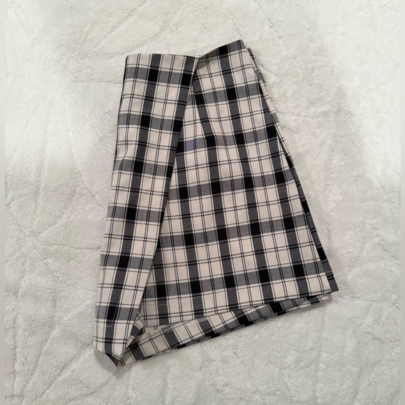 PRINCESS POLLY
Breanna Check Shorts In Black / White - Picture 4 of 5